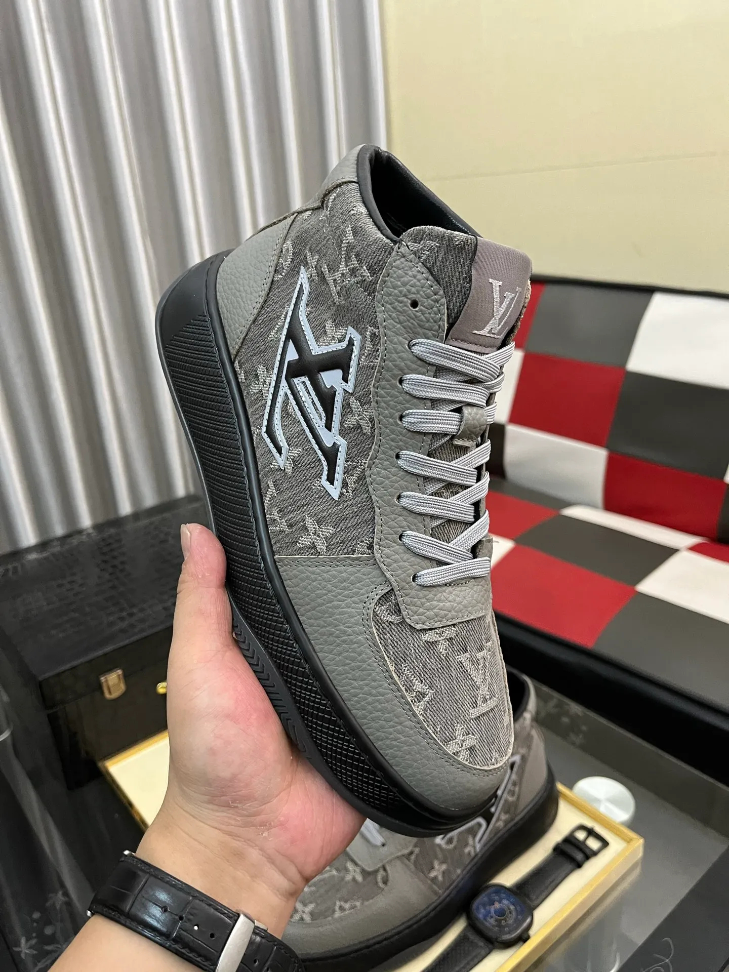 Ex-factory price: 438⌚️⌚️[LOUIS VUITTON] Same style as Louis Vuitton* official website 🚹Men's high-top casual shoes❤️Same style as popular celebrities and big names ~ Best-selling at home and abroad Lv focuses on the checkerboard series...Imported first-layer cowhide with special fabric ➕Full cotton, code number: 38-443️⃣Colors available
